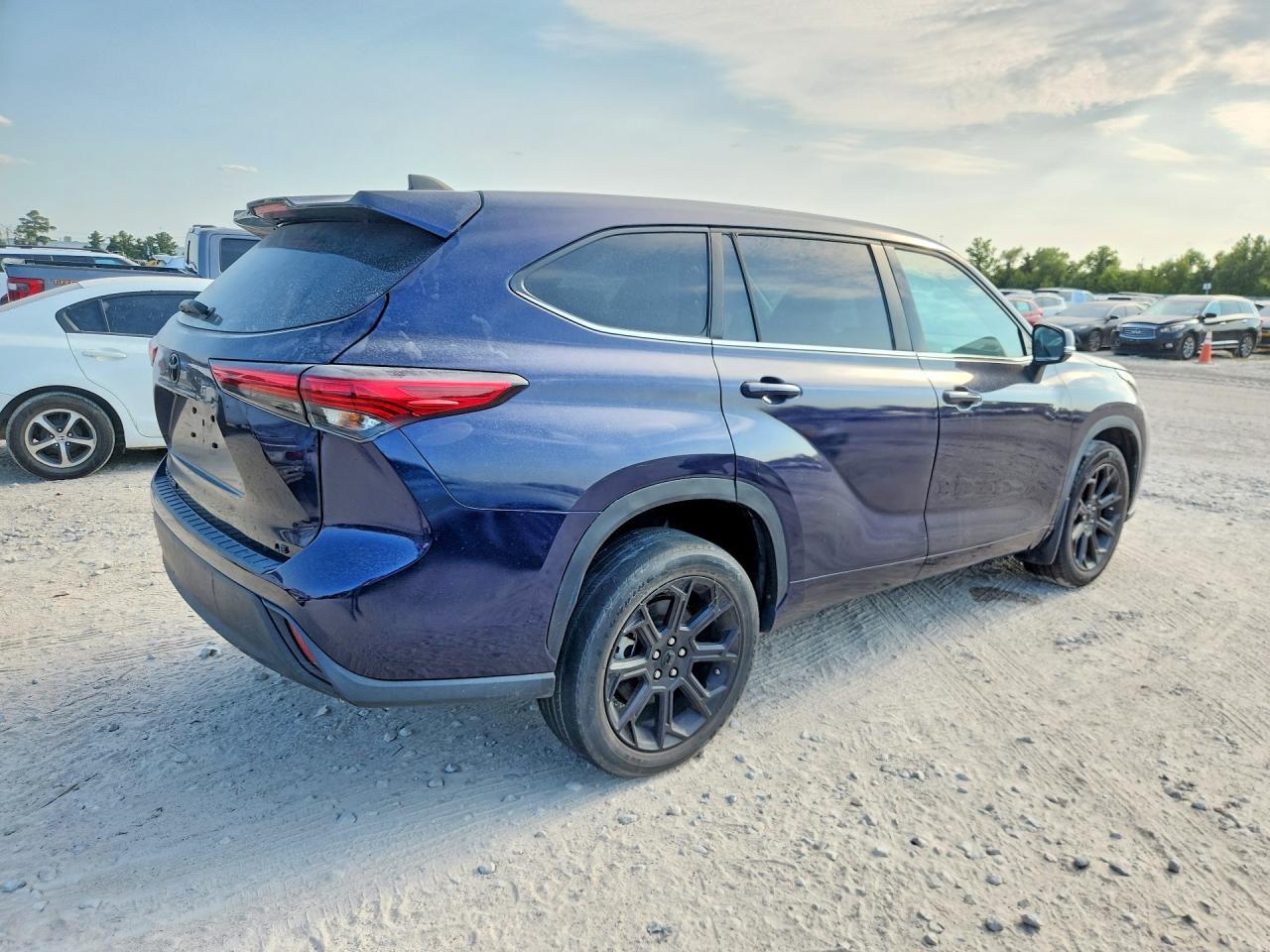 2023 Toyota Highlander Le - Фото 3