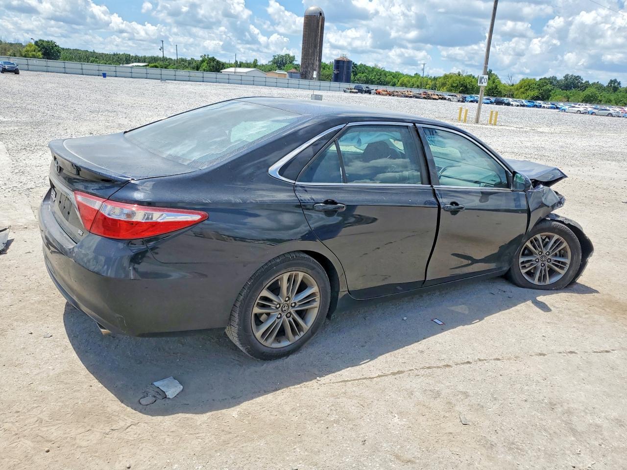 2017 Toyota Camry Se - Фото 3