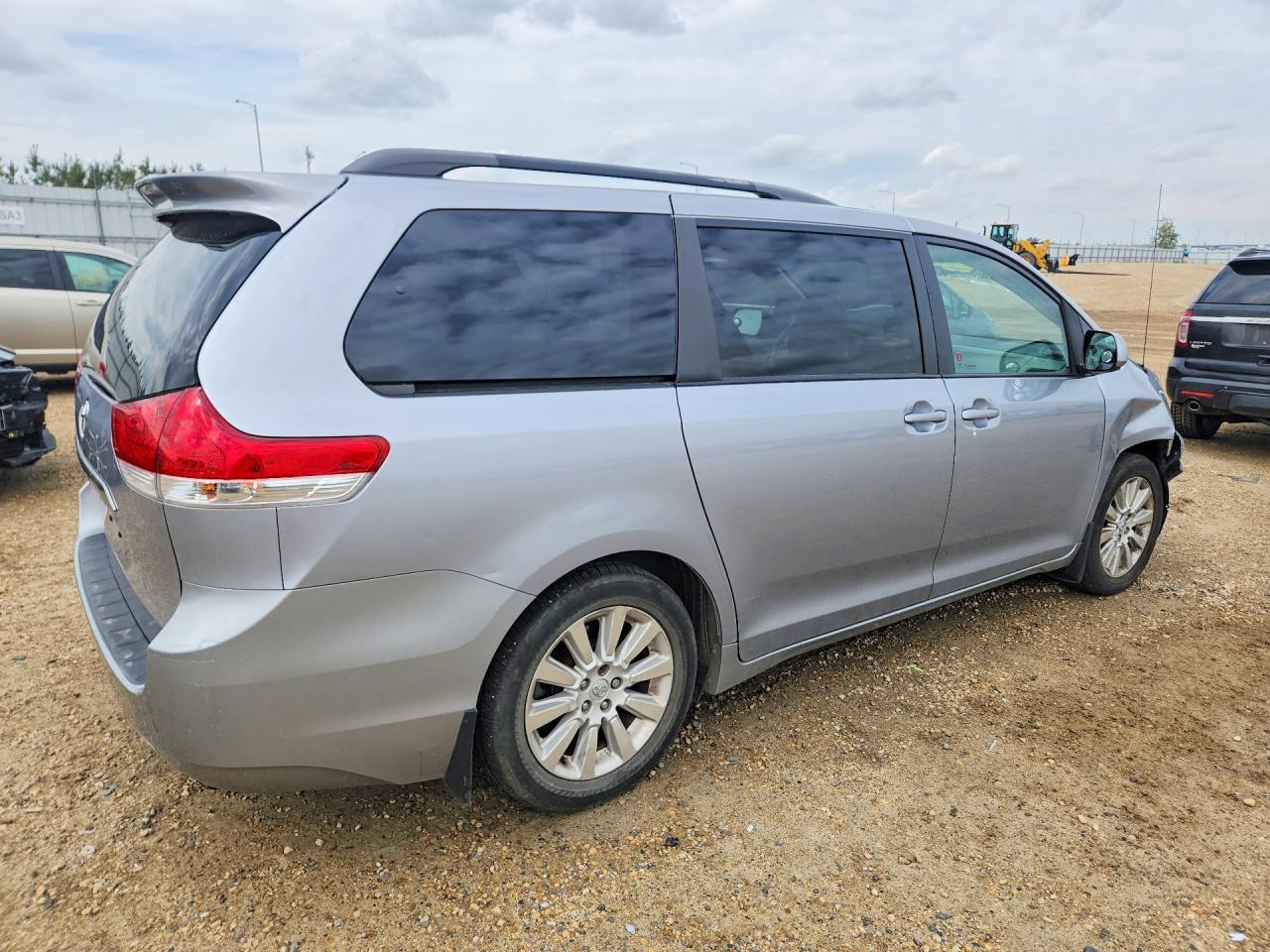 2011 Toyota Sienna Le - Image 3