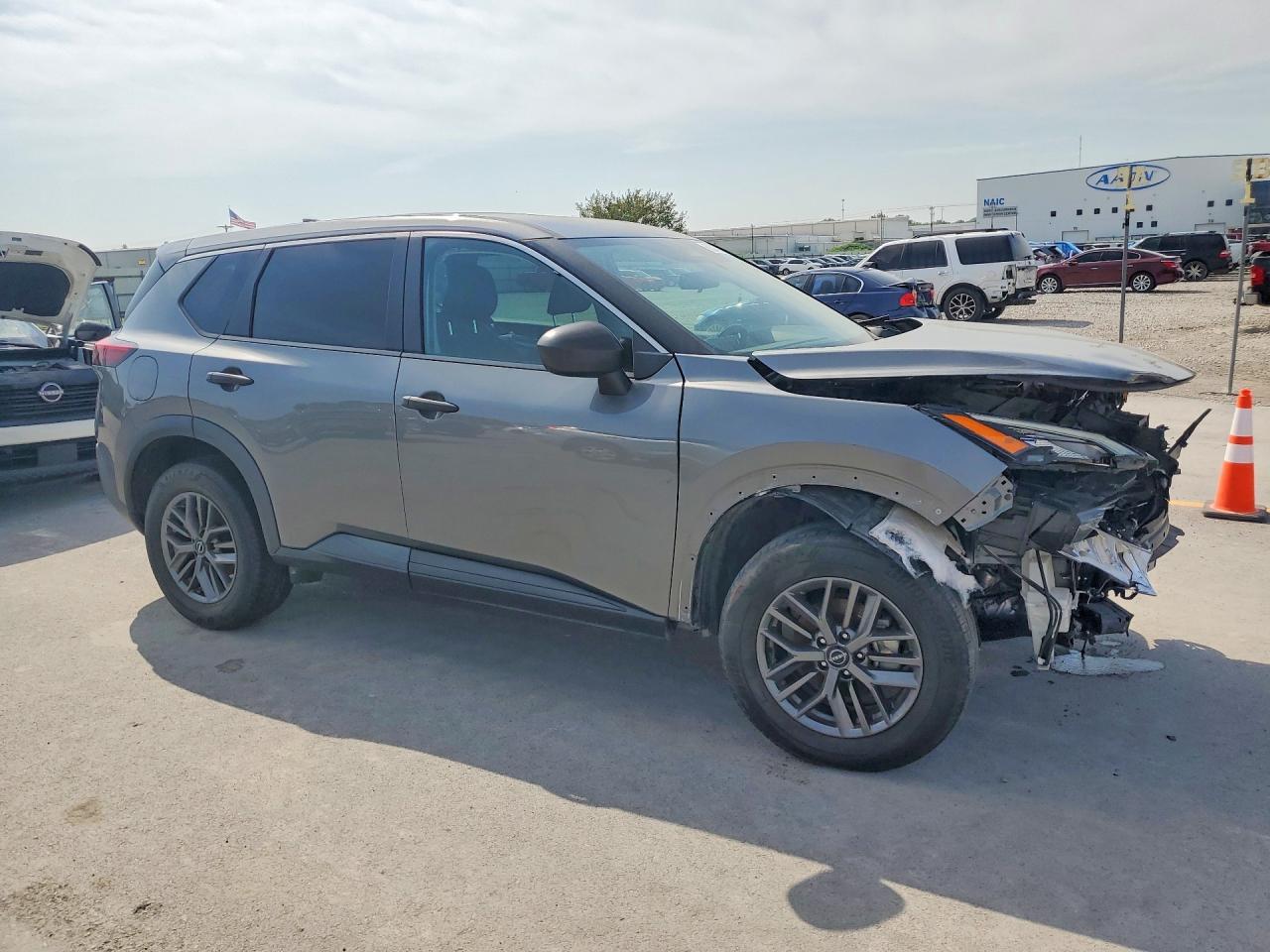 2023 Nissan Rogue S - Image 4
