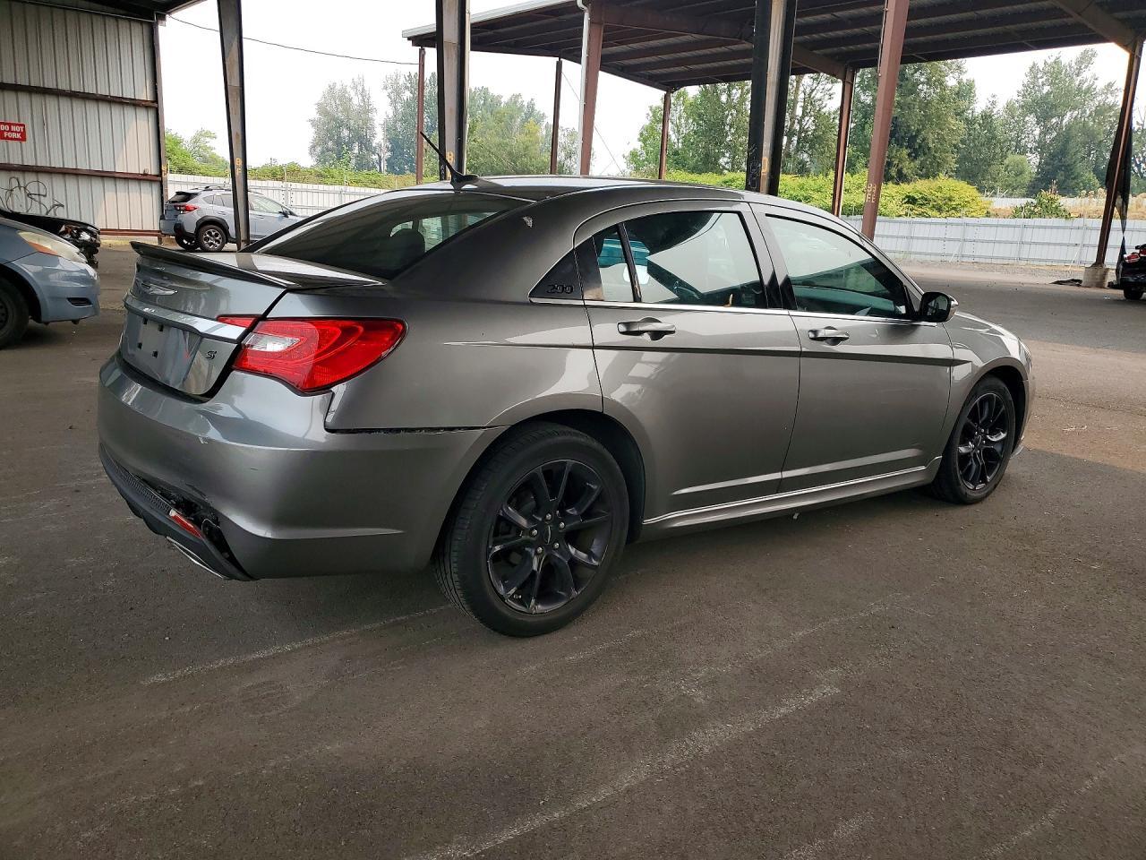 2013 Chrysler 200 Limited - Image 3