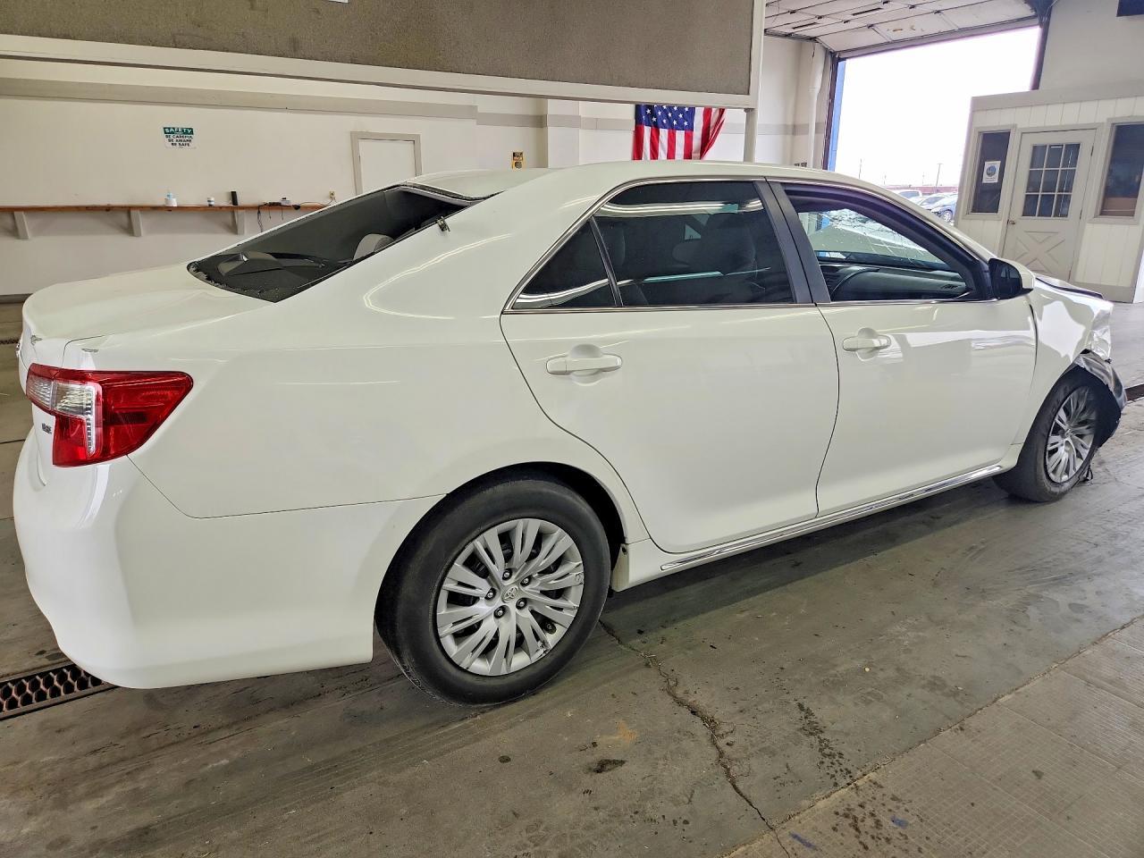 2013 Toyota Camry Le - Фото 3