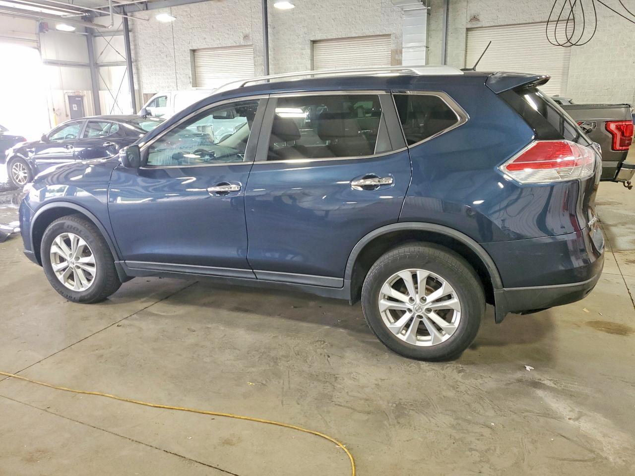 2016 Nissan Rogue Sv - Image 2