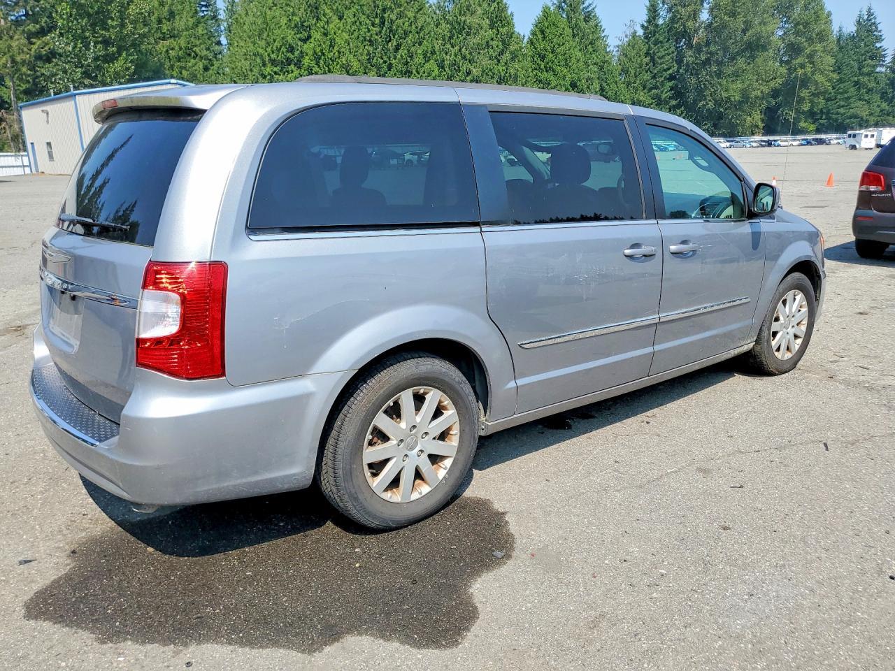 2016 Chrysler Town & Country Touring - Фото 3