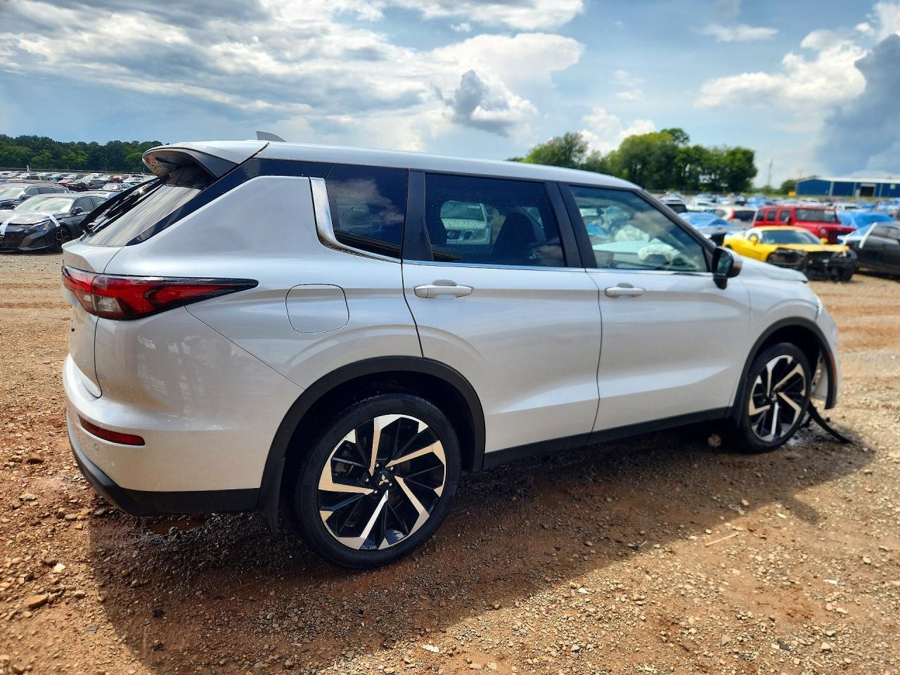 2022 Mitsubishi Outlander Es - Фото 3