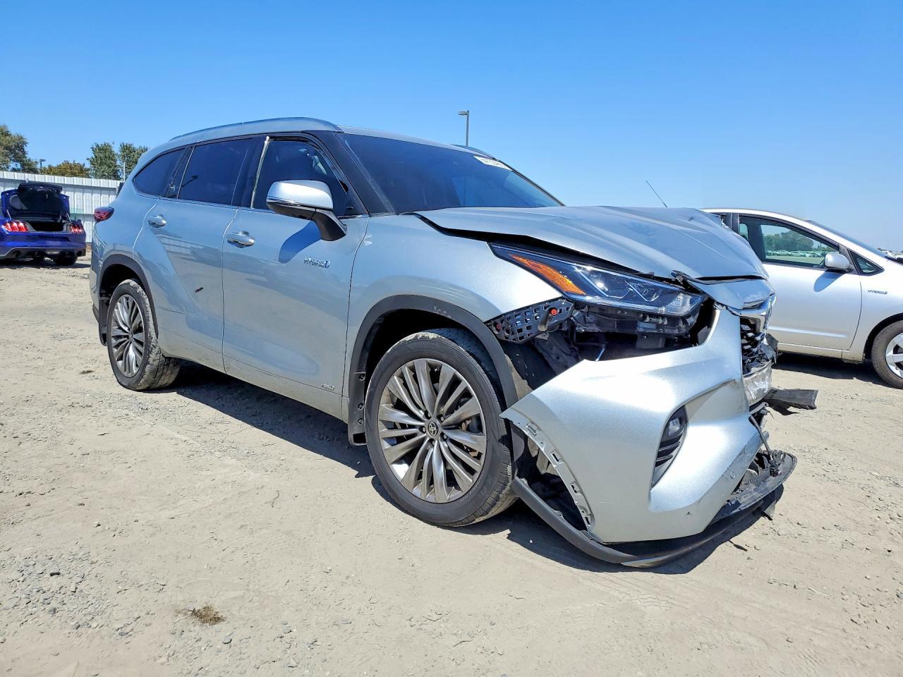 2021 Toyota Highlander Hybrid Platinum - Image 4