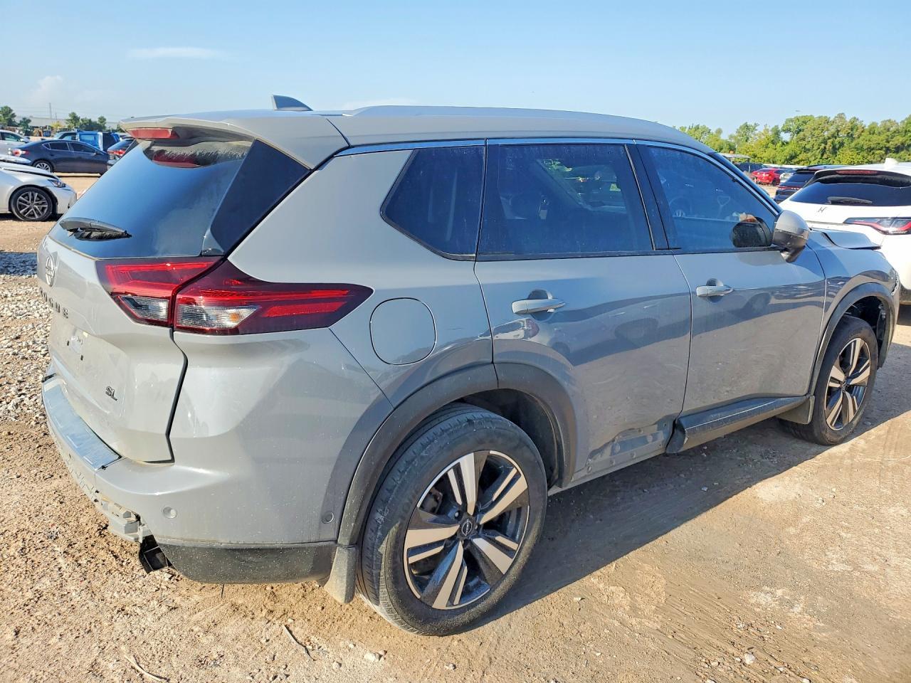 2025 Nissan Rogue Sl - Image 3