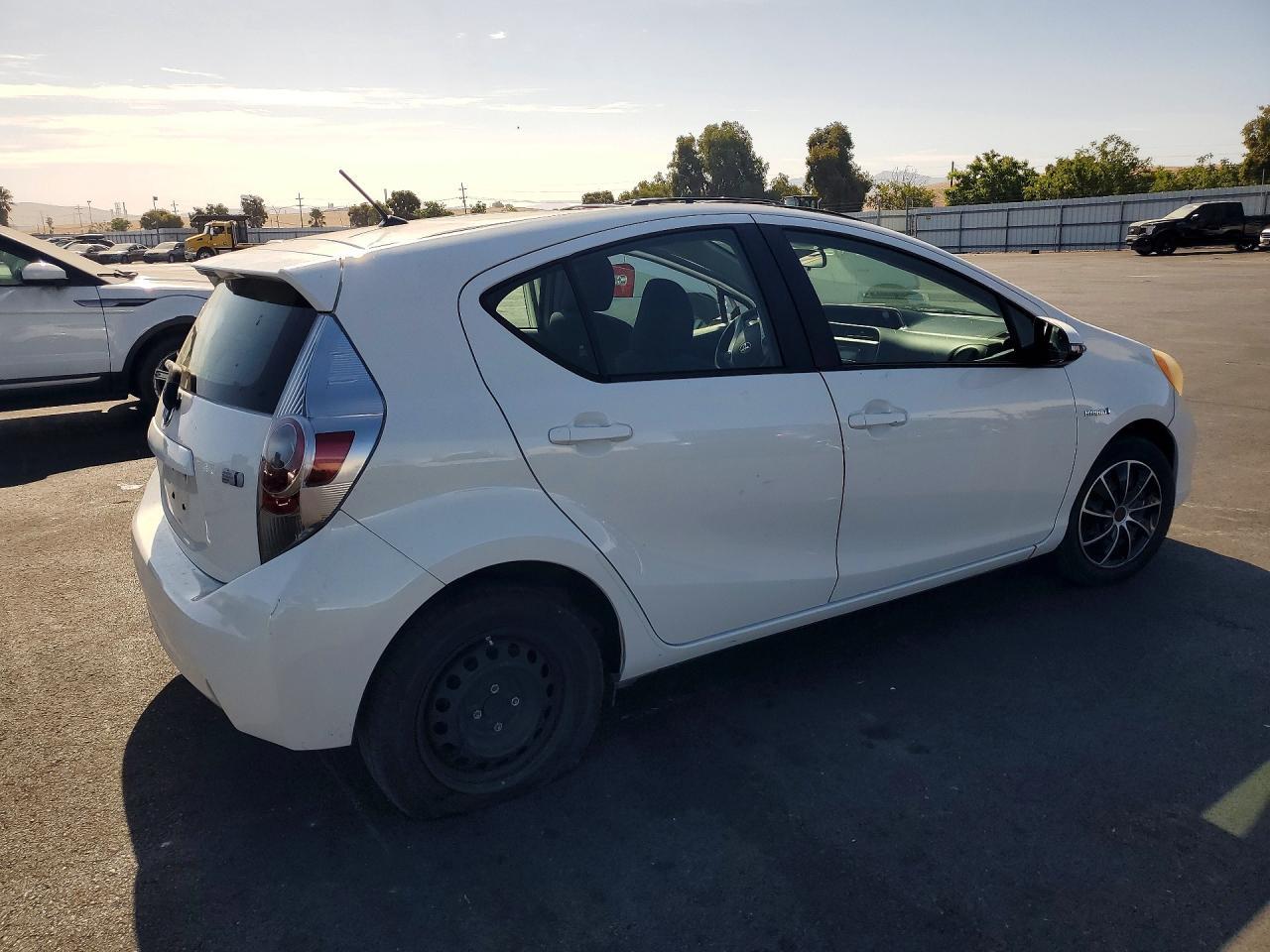 2013 Toyota Prius C Two - Фото 3