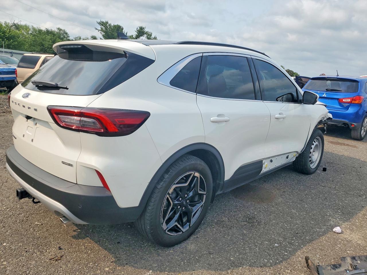 2026 Ford Escape Platinum - Image 3