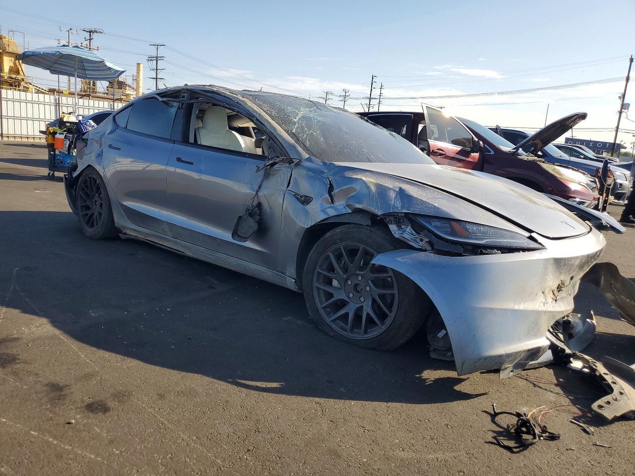 2025 Tesla Model 3 - Фото 4
