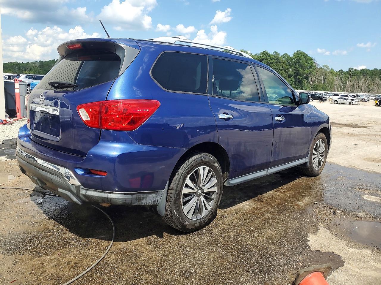 2017 Nissan Pathfinder S - Image 3