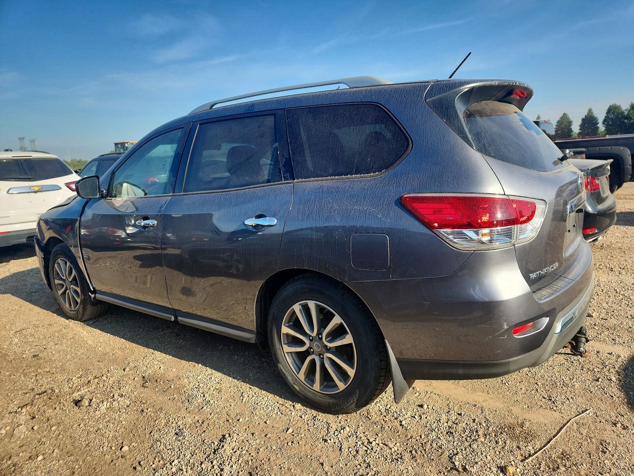 2016 Nissan Pathfinder S - Image 2