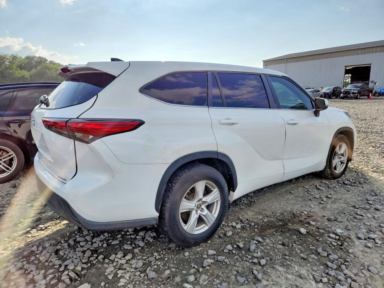 2023 Toyota Highlander Le - Image 3
