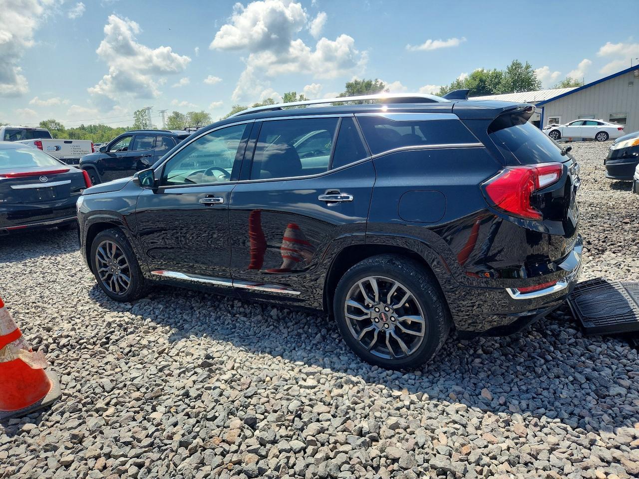 2024 GMC Terrain Denali - Image 2