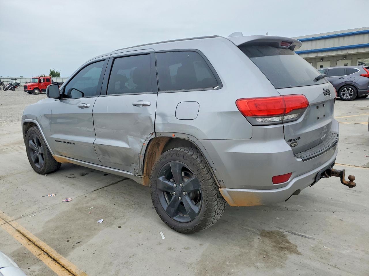2015 Jeep Grand Cherokee Laredo - Image 2