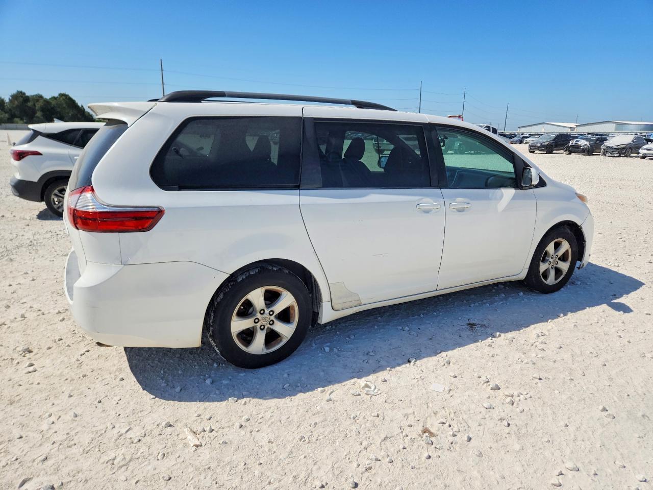 2015 Toyota Sienna Le - Image 3