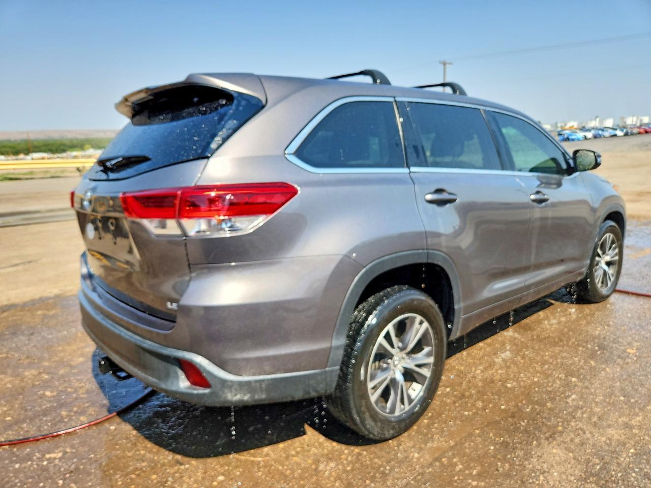 2017 Toyota Highlander Le Plus - Image 3