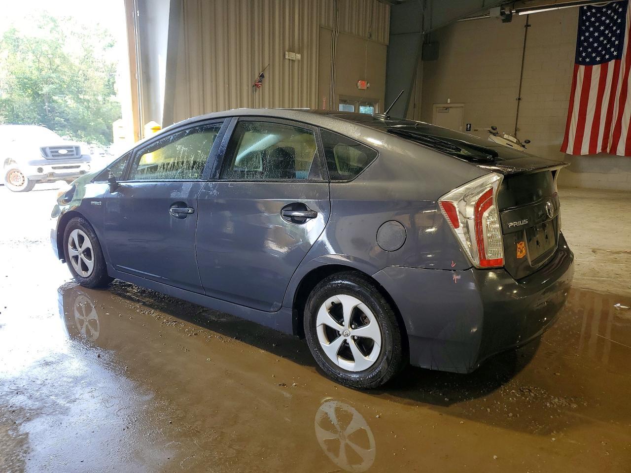 2014 Toyota Prius Three - Фото 2