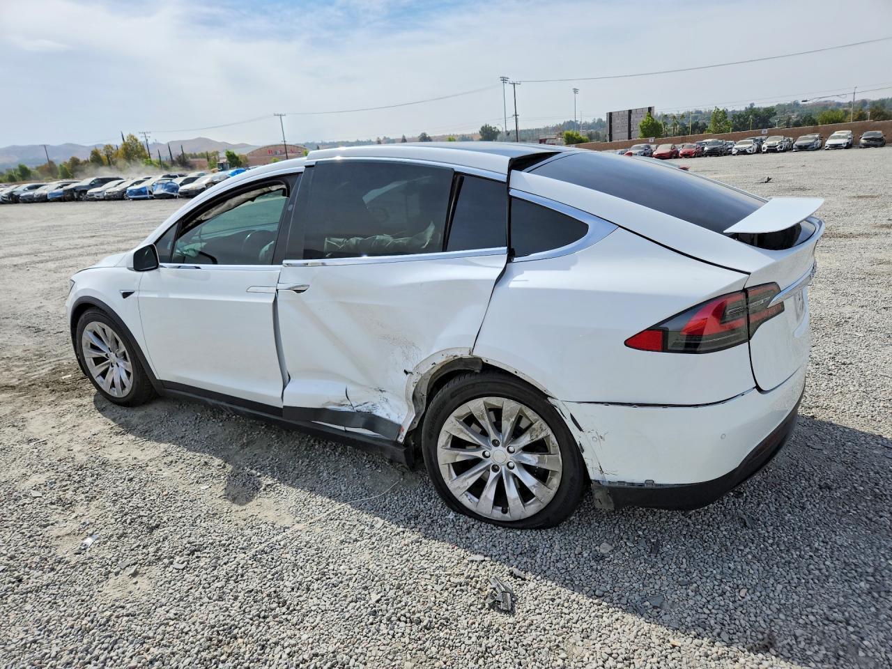 2021 Tesla Model X - Фото 2