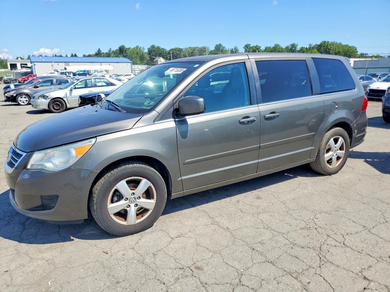 2010 Volkswagen Routan Se