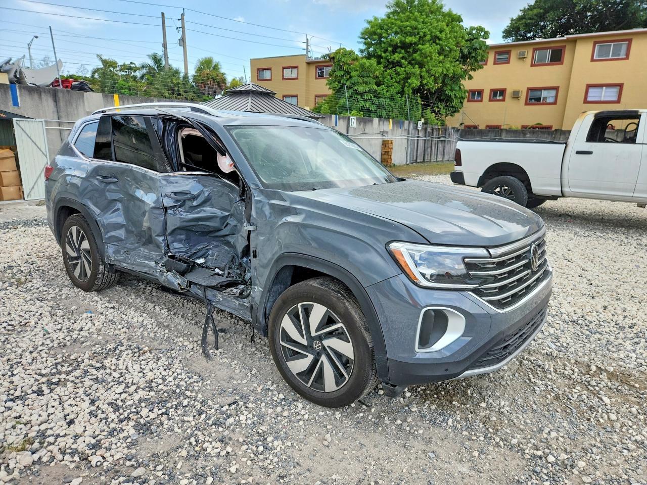 2025 Volkswagen Atlas Sel - Image 4