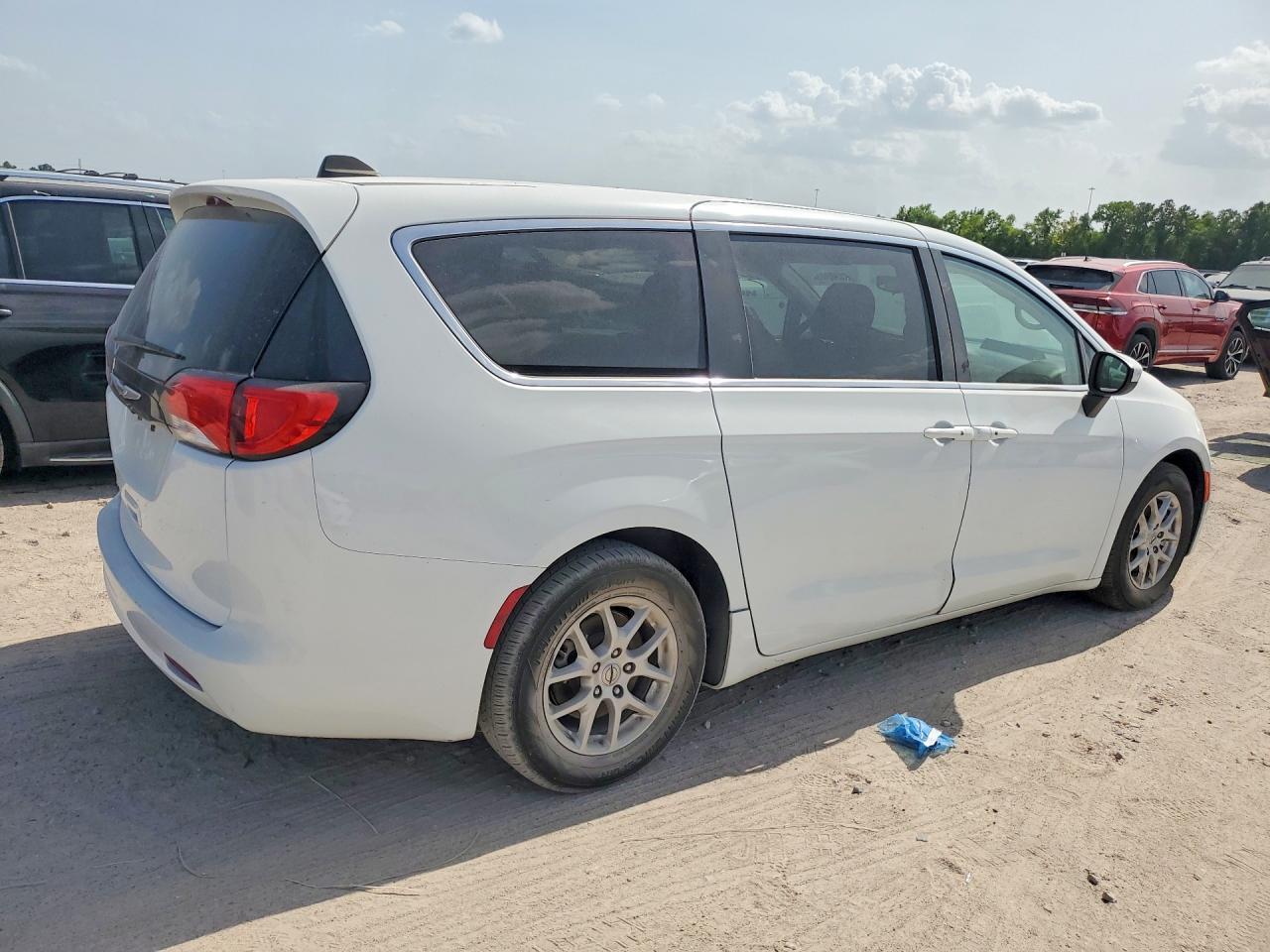 2023 Chrysler Voyager Lx - Image 3