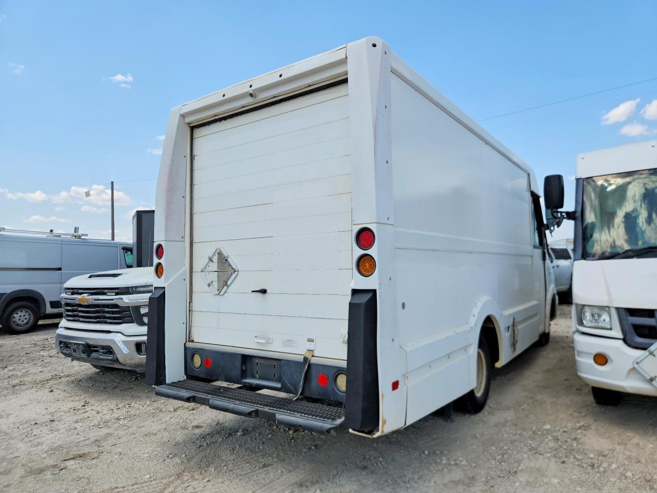 2013 Isuzu Npr Hd Delivery Truck - Фото 3