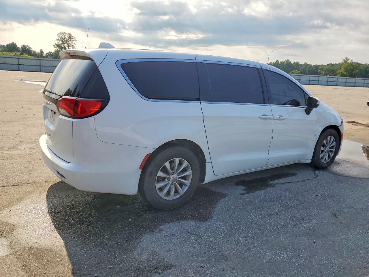 2017 Chrysler Pacifica Touring - Image 3