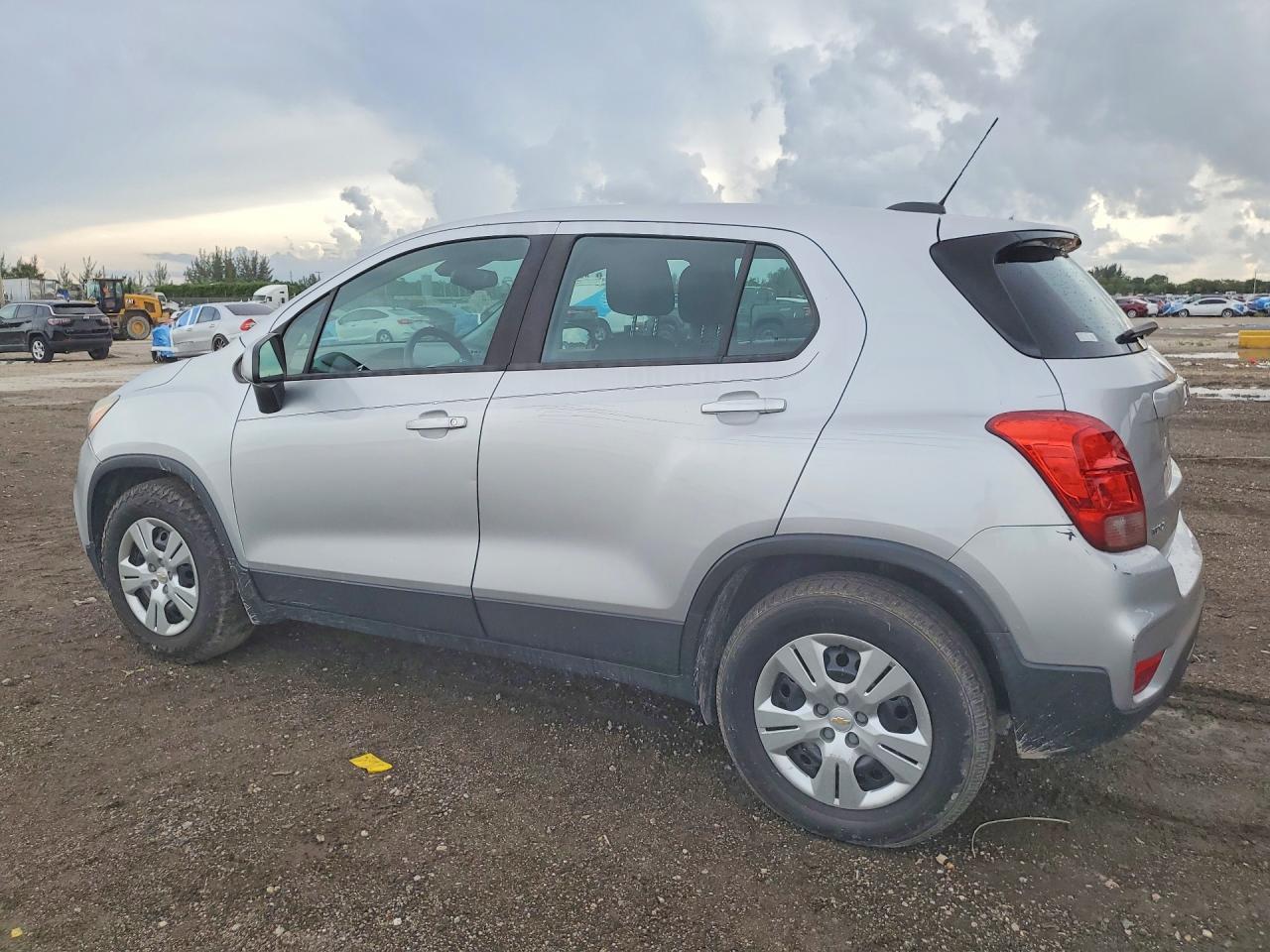 2017 Chevrolet Trax Ls - Image 2