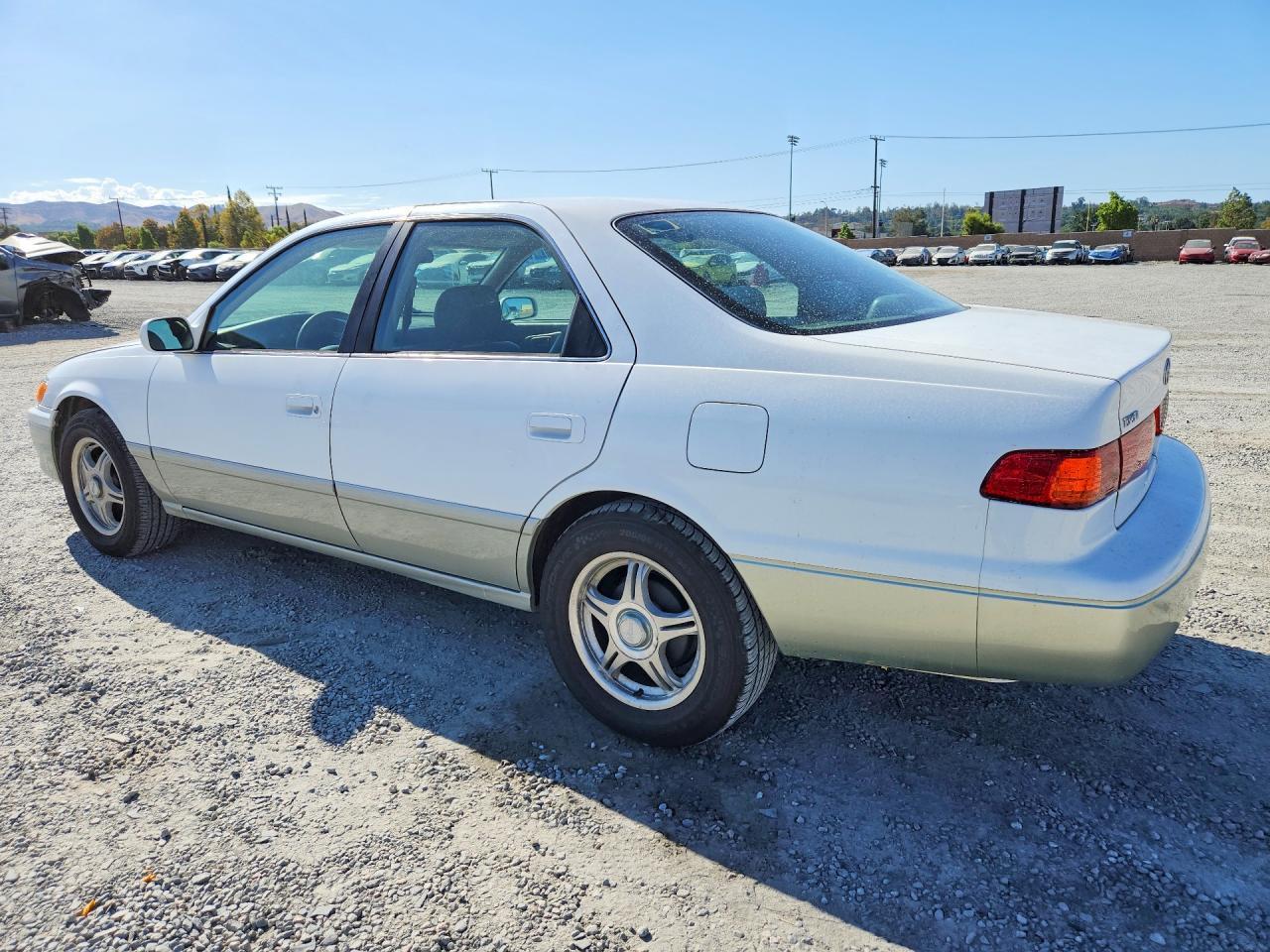 2000 Toyota Camry Le - Фото 2