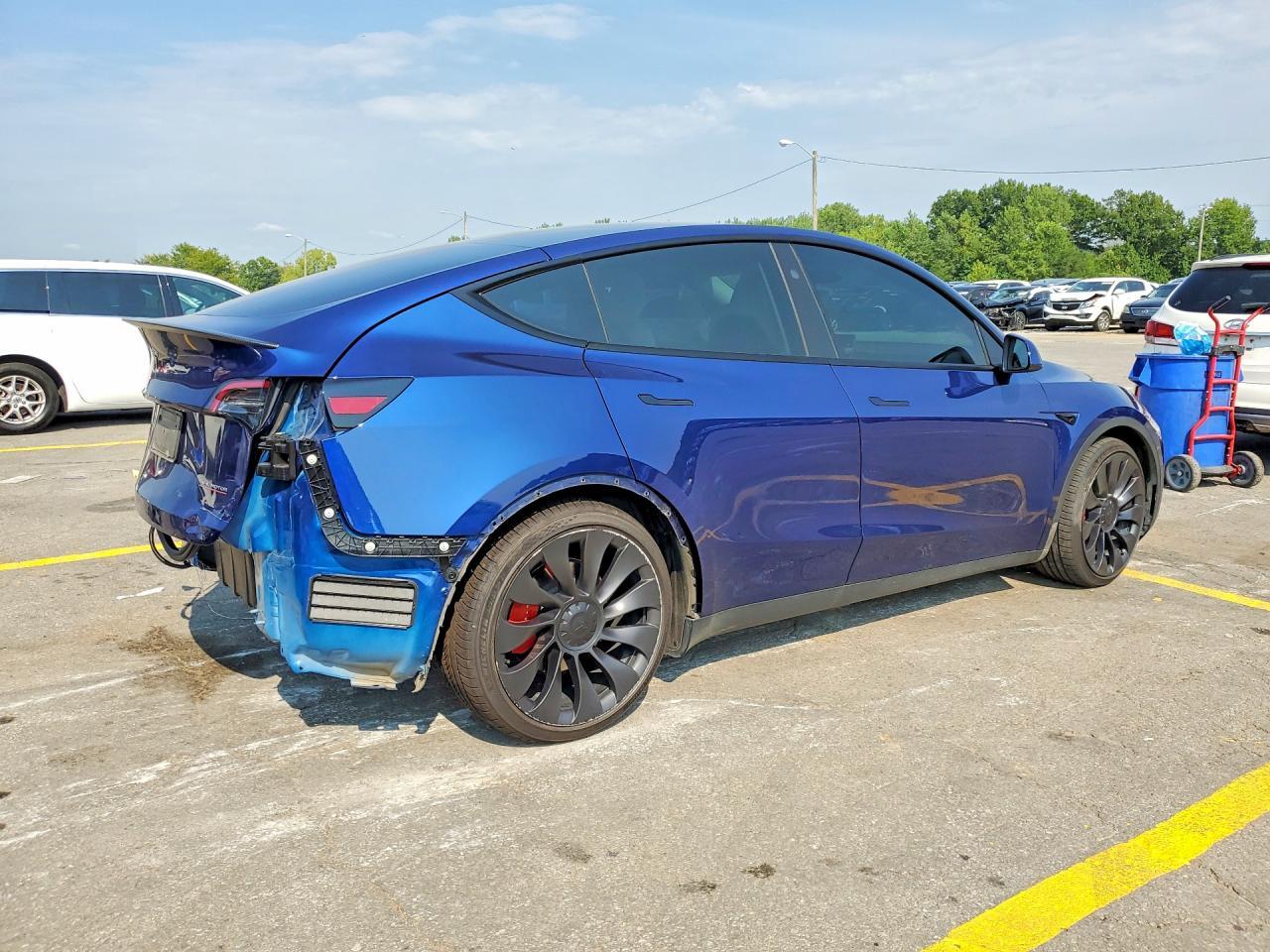 2023 Tesla Model Y - Фото 3