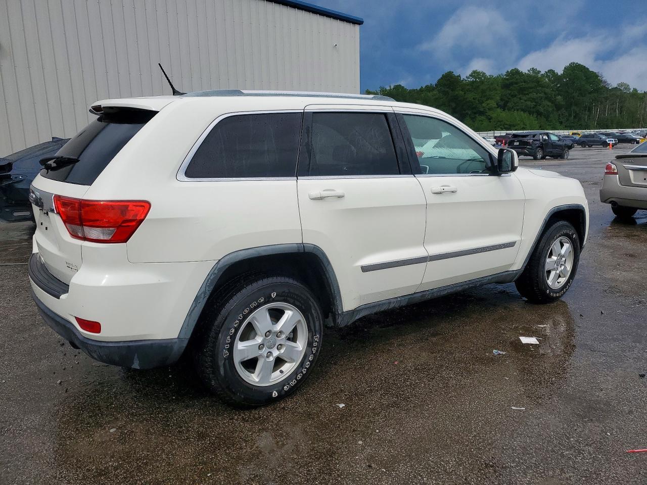 2011 Jeep Grand Cherokee Laredo - Image 3