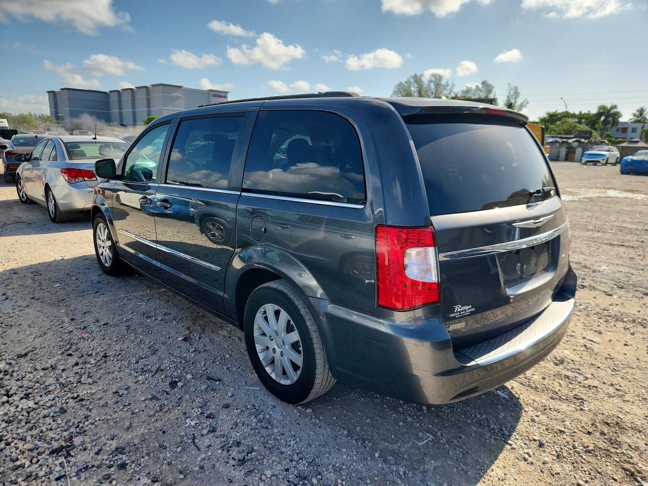 2015 Chrysler Town & Country Touring - Фото 2