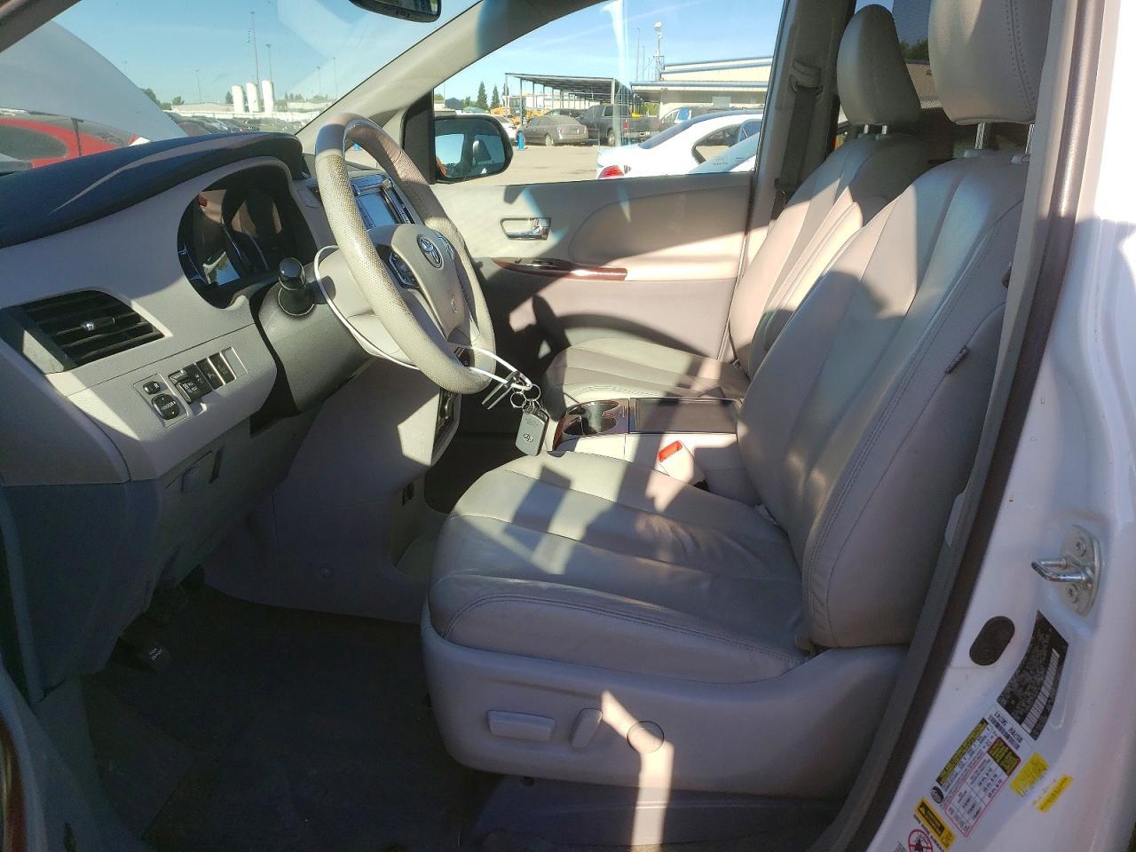 2014 Toyota Sienna Xle 8-Passenger - Фото 7