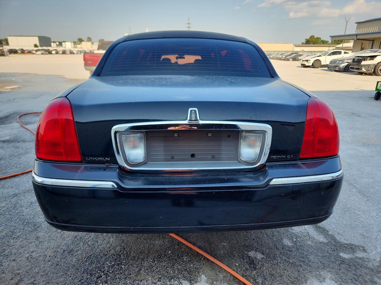 2005 Lincoln Town Car Executive - Image 6