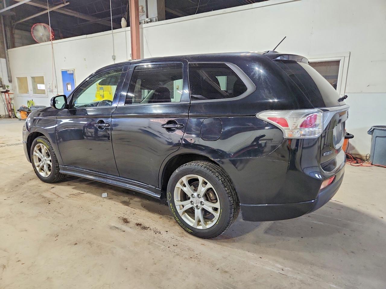 2014 Mitsubishi Outlander Se - Image 2