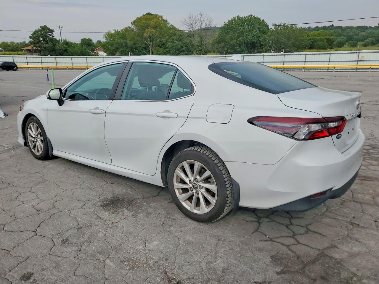 2022 Toyota Camry Le - Фото 2