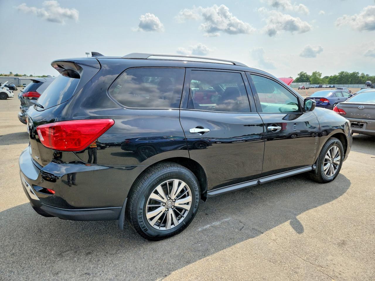 2020 Nissan Pathfinder S - Image 3