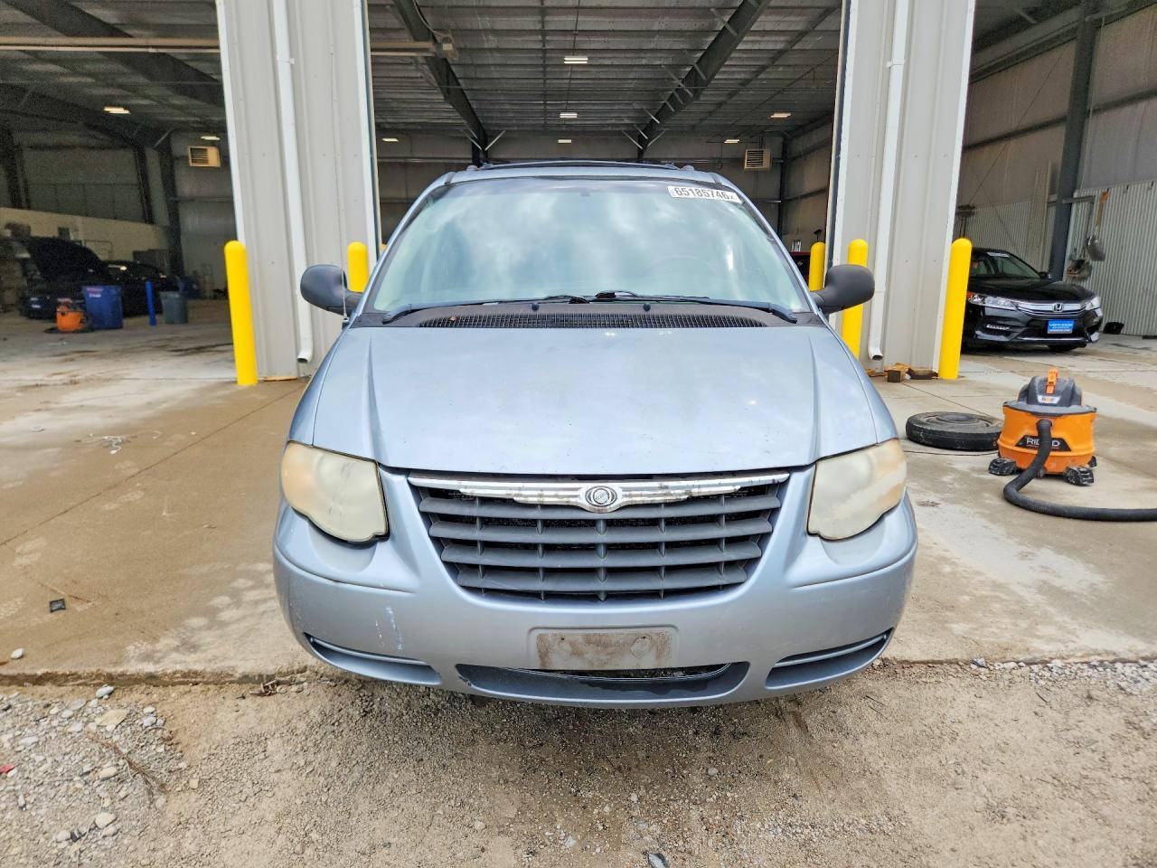 2006 Chrysler Town & Country Touring - Image 5
