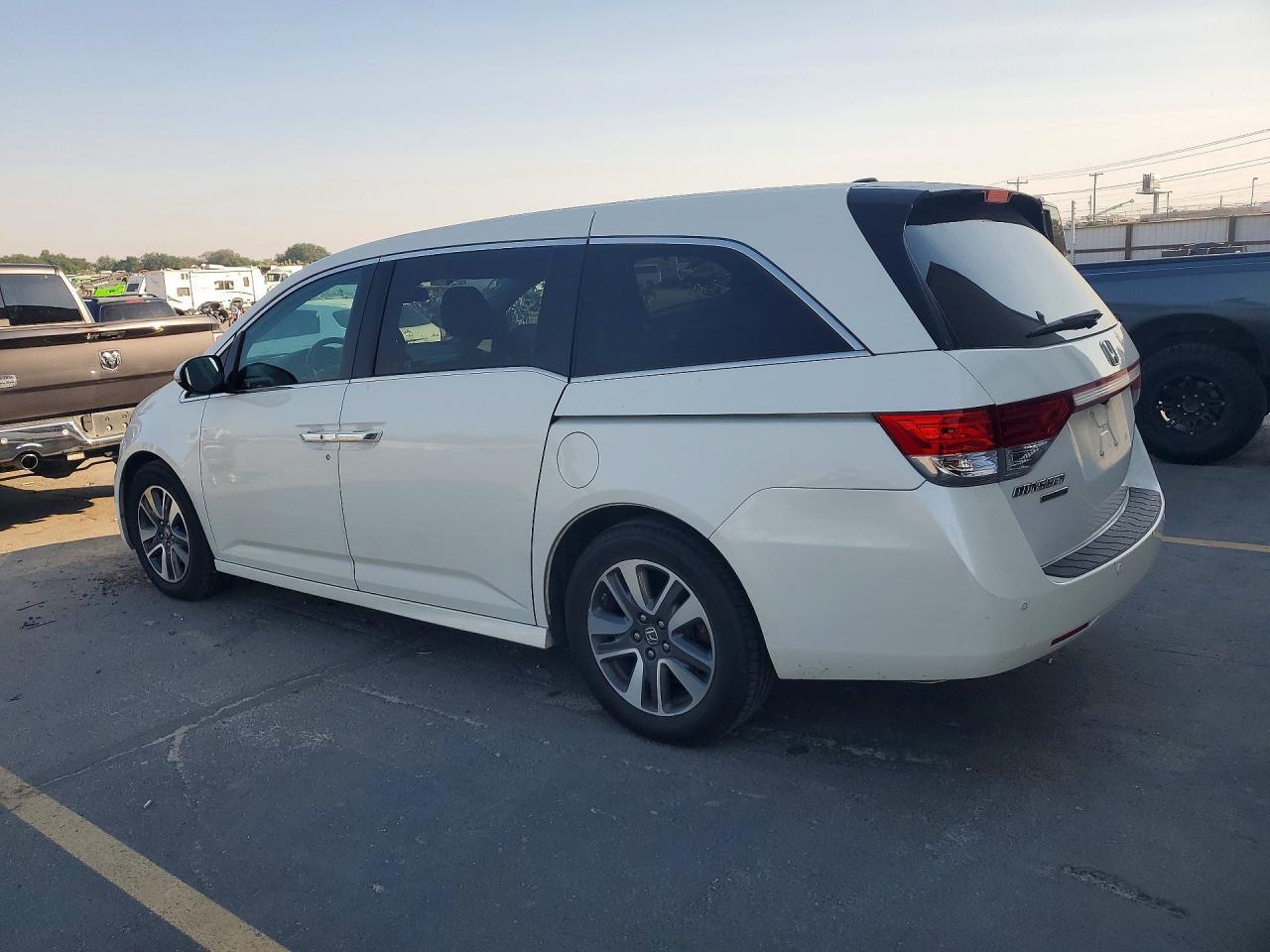 2016 Honda Odyssey Touring - Фото 2