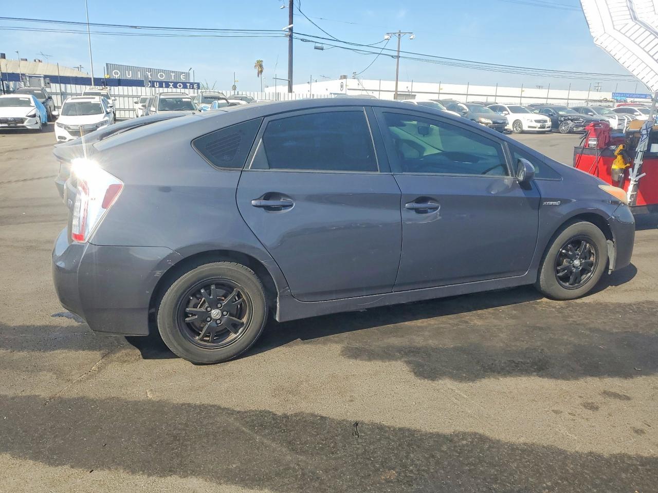 2013 Toyota Prius Two - Фото 3