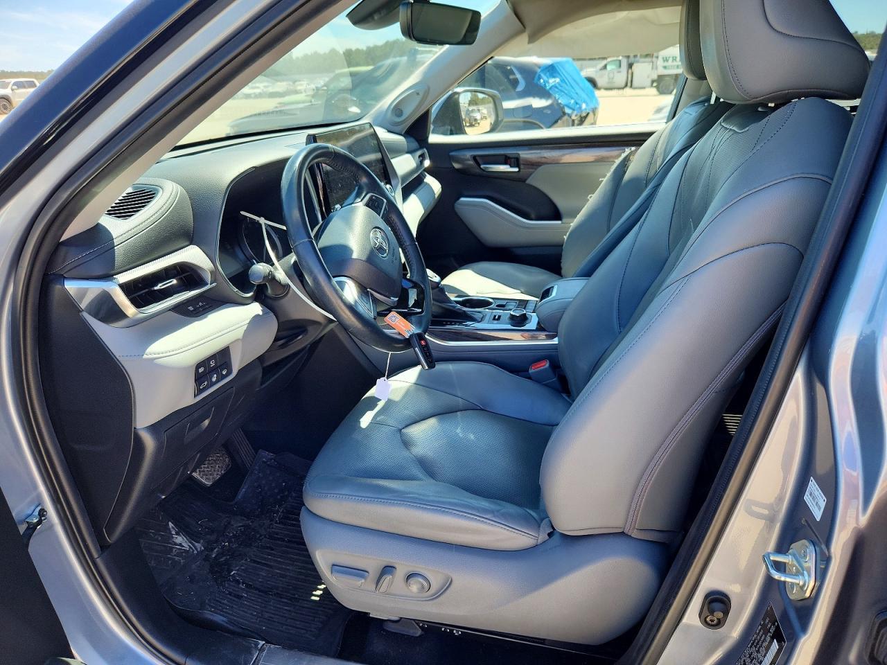 2022 Toyota Highlander Platinum - Image 7