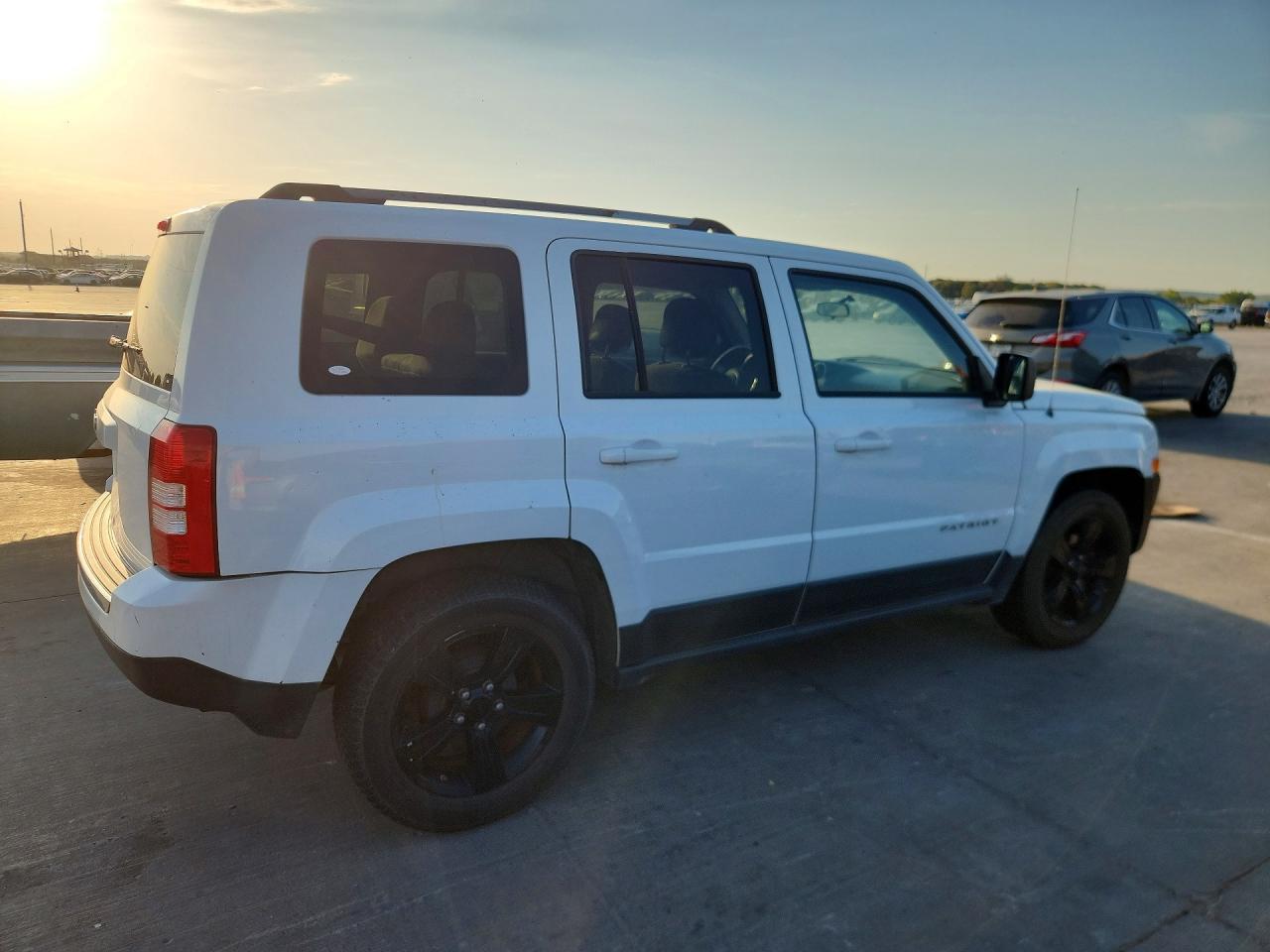 2012 Jeep Patriot Latitude - Фото 3