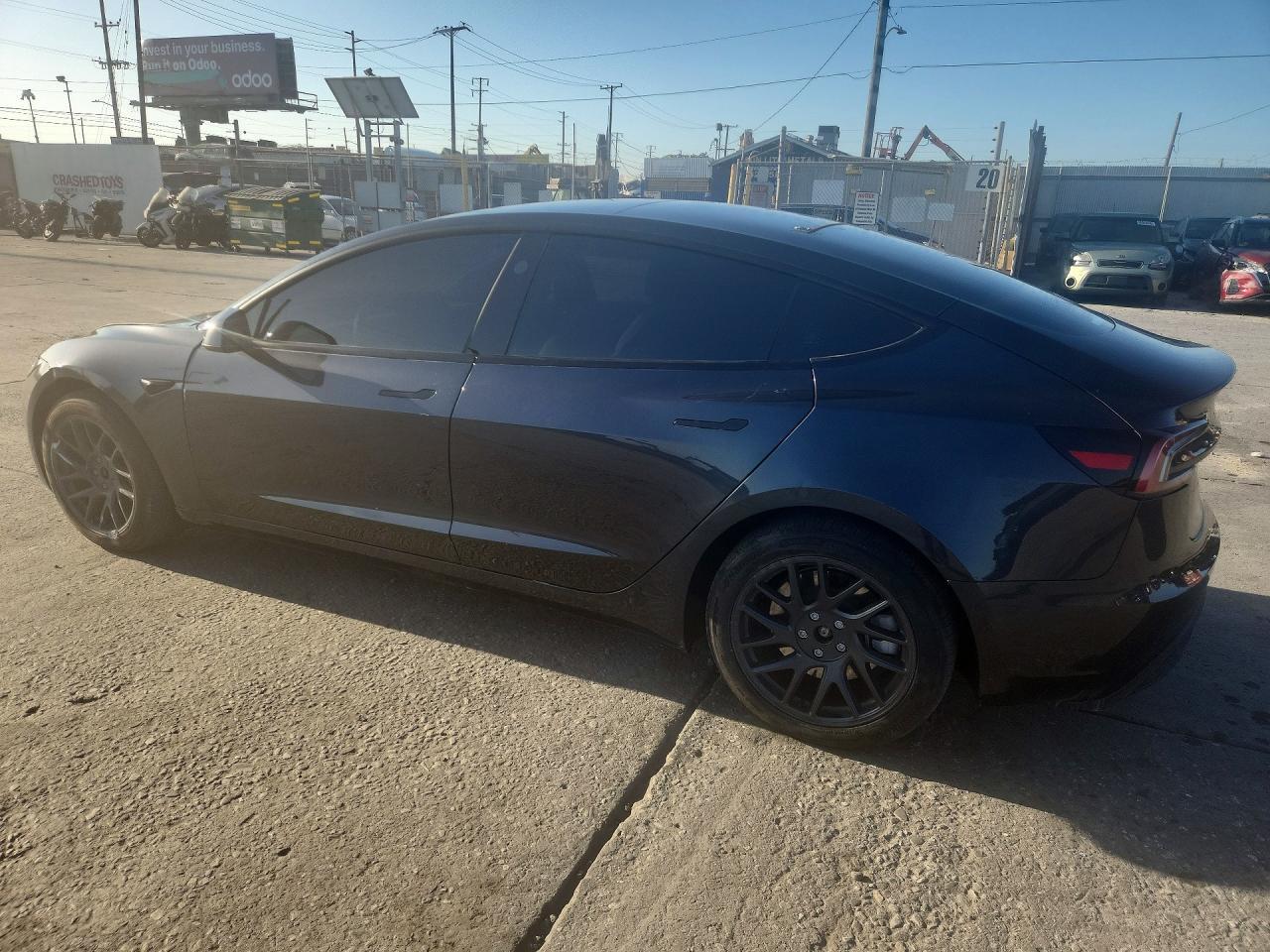 2025 Tesla Model 3 - Фото 2
