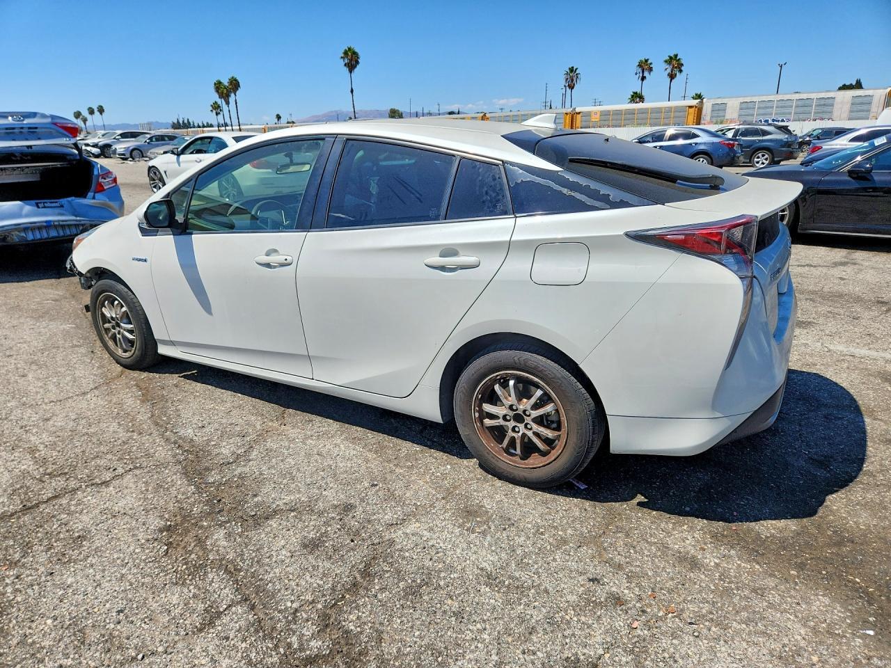 2016 Toyota Prius Two - Фото 2