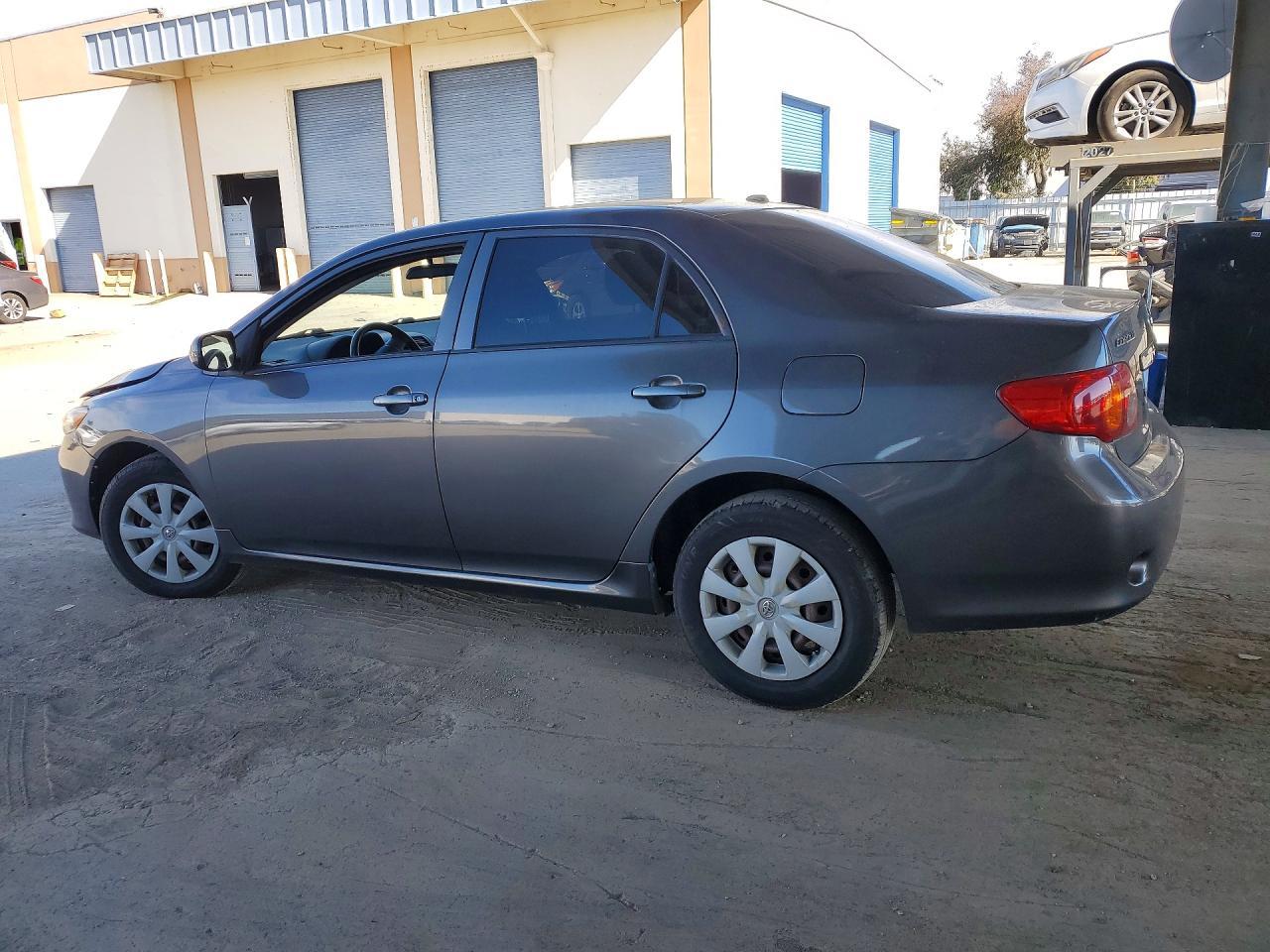2010 Toyota Corolla Le - Фото 2