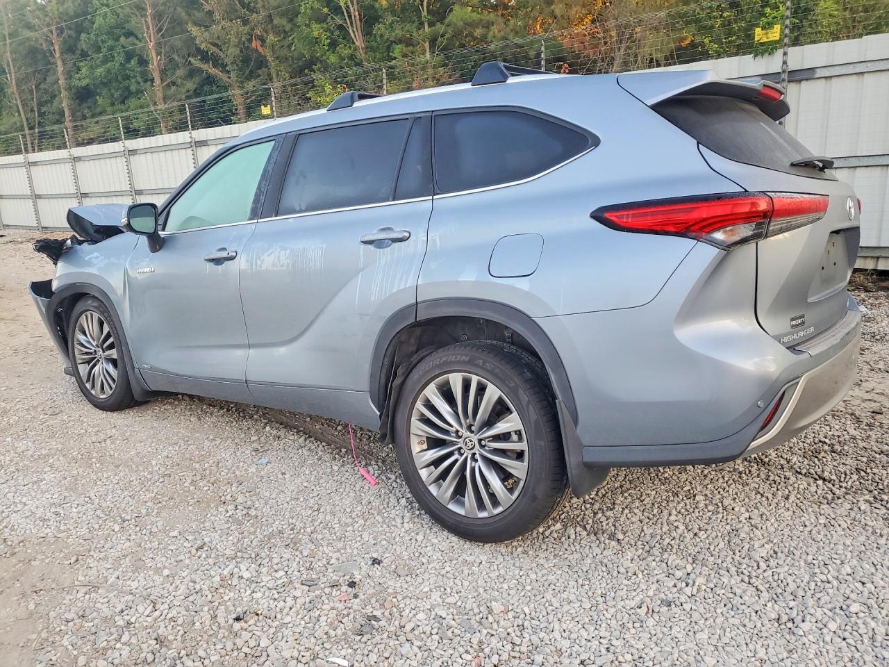 2021 Toyota Highlander Hybrid Platinum - Image 2