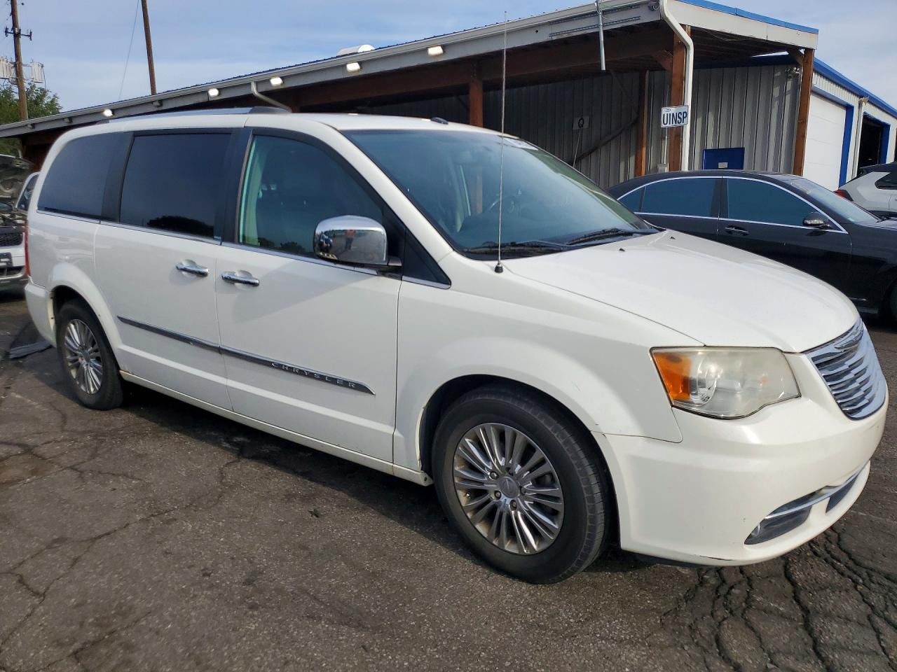 2011 Chrysler Town & Country Limited - Фото 4