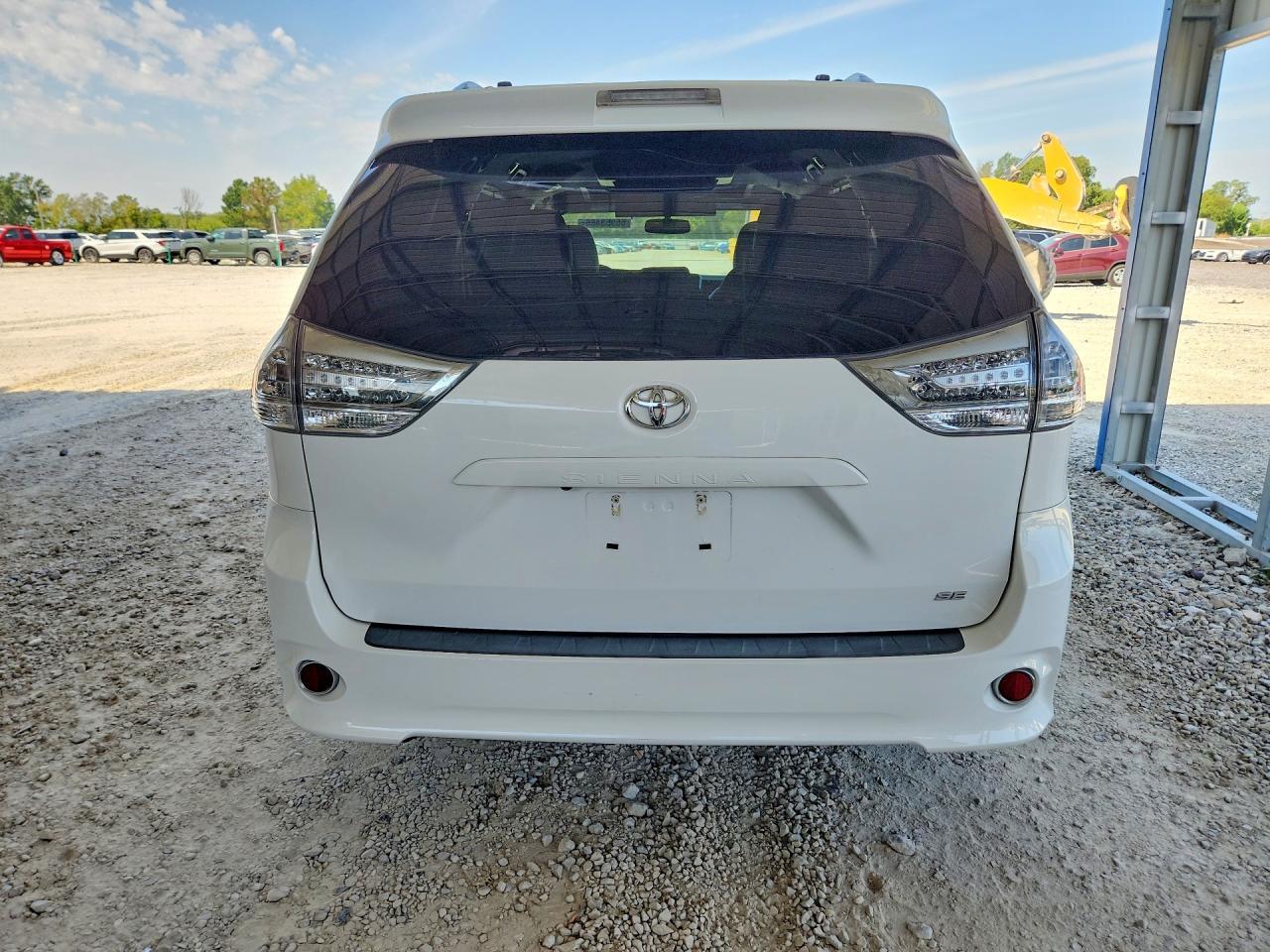 2017 Toyota Sienna Se - Фото 6