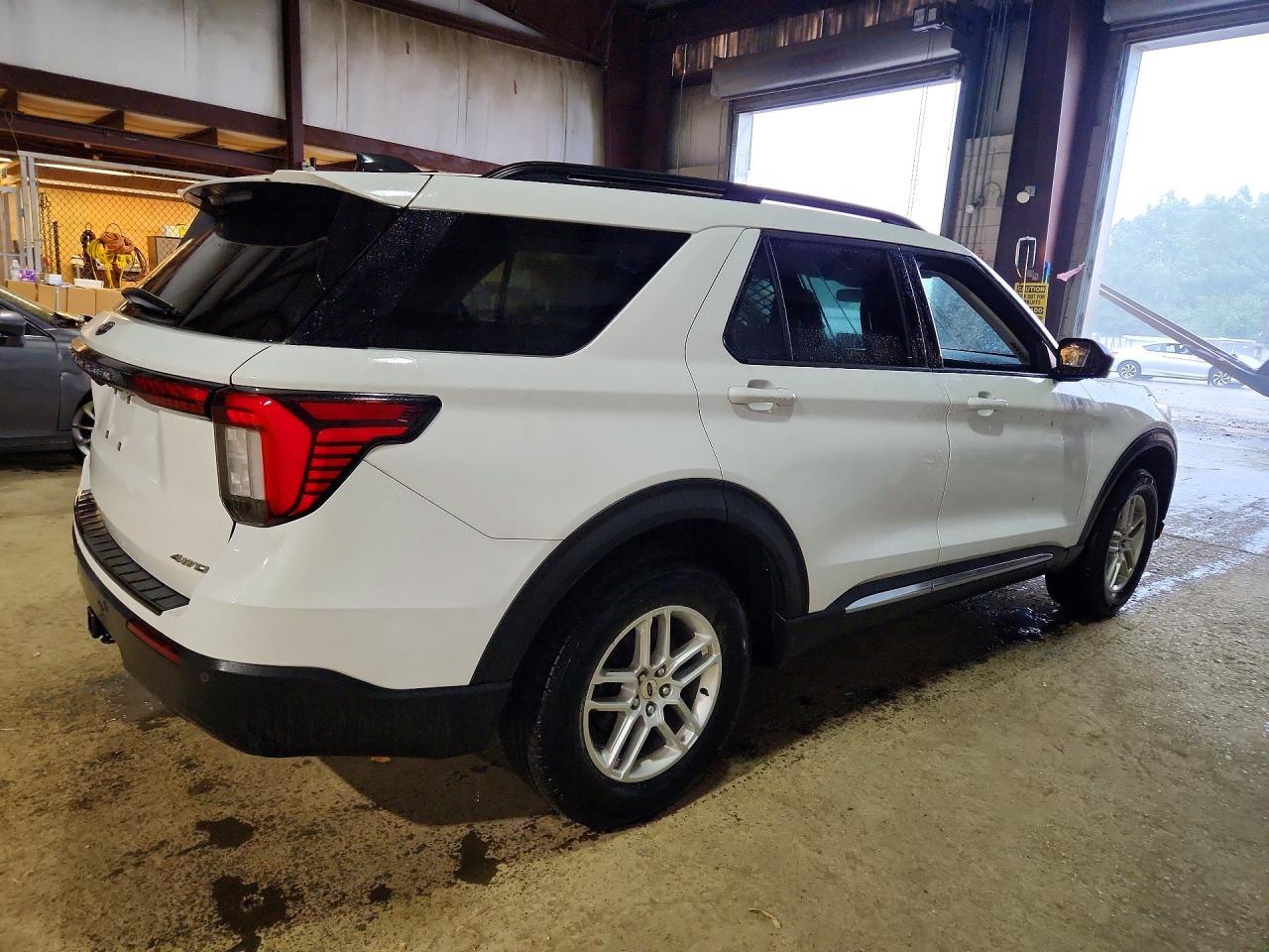 2025 Ford Explorer Active - Фото 3